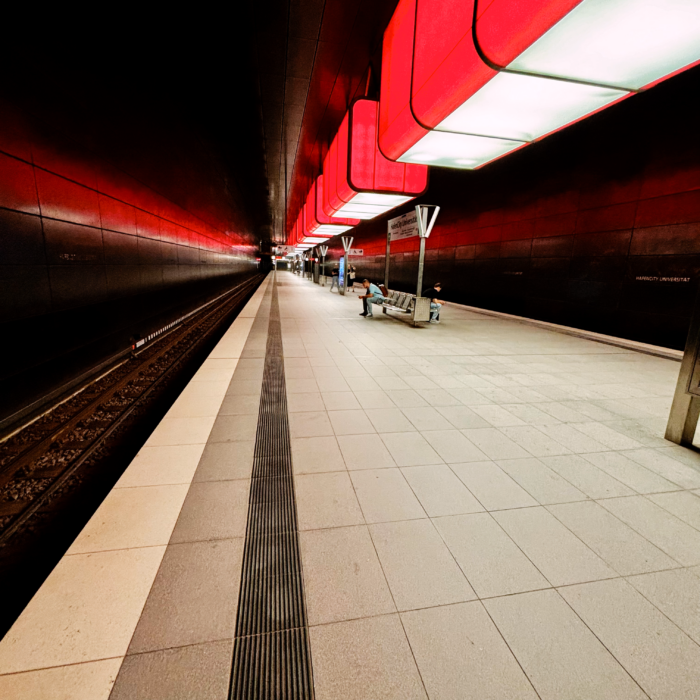 Während die U-Bahn einfuhr